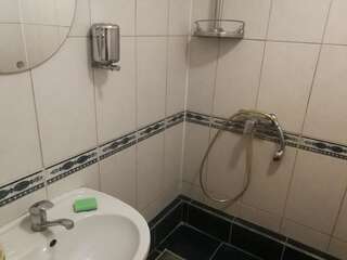 Хостелы Mahtra Hostel Таллин Трехместный номер с общей ванной комнатой-6